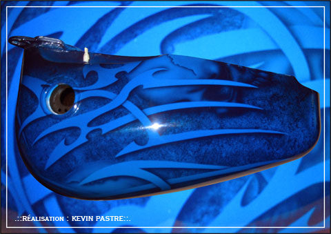 .::TRIBAL test : mars 2009 - a&eacute;rographe peinture custom - Test sur r&eacute;servoir Harley Davidson::.