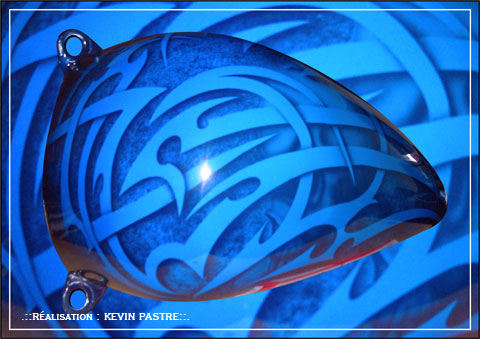 .::TRIBAL test : mars 2009 - a&eacute;rographe peinture custom - Test sur r&eacute;servoir Harley Davidson::.
